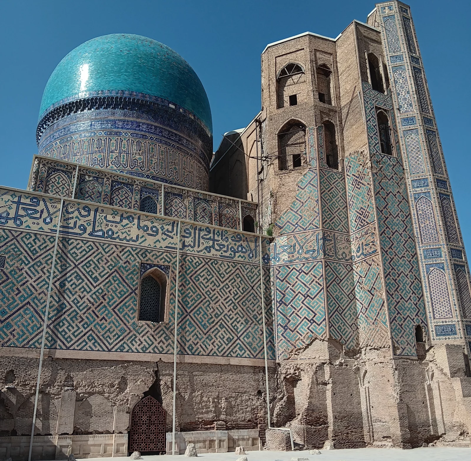 Mosquée Bibi-Khanoum, « la princesse aînée », épouse favorite de Tamerlan, la plus grande mosquée alors jamais construite. Samarcande. Photo Claude Vautrin
