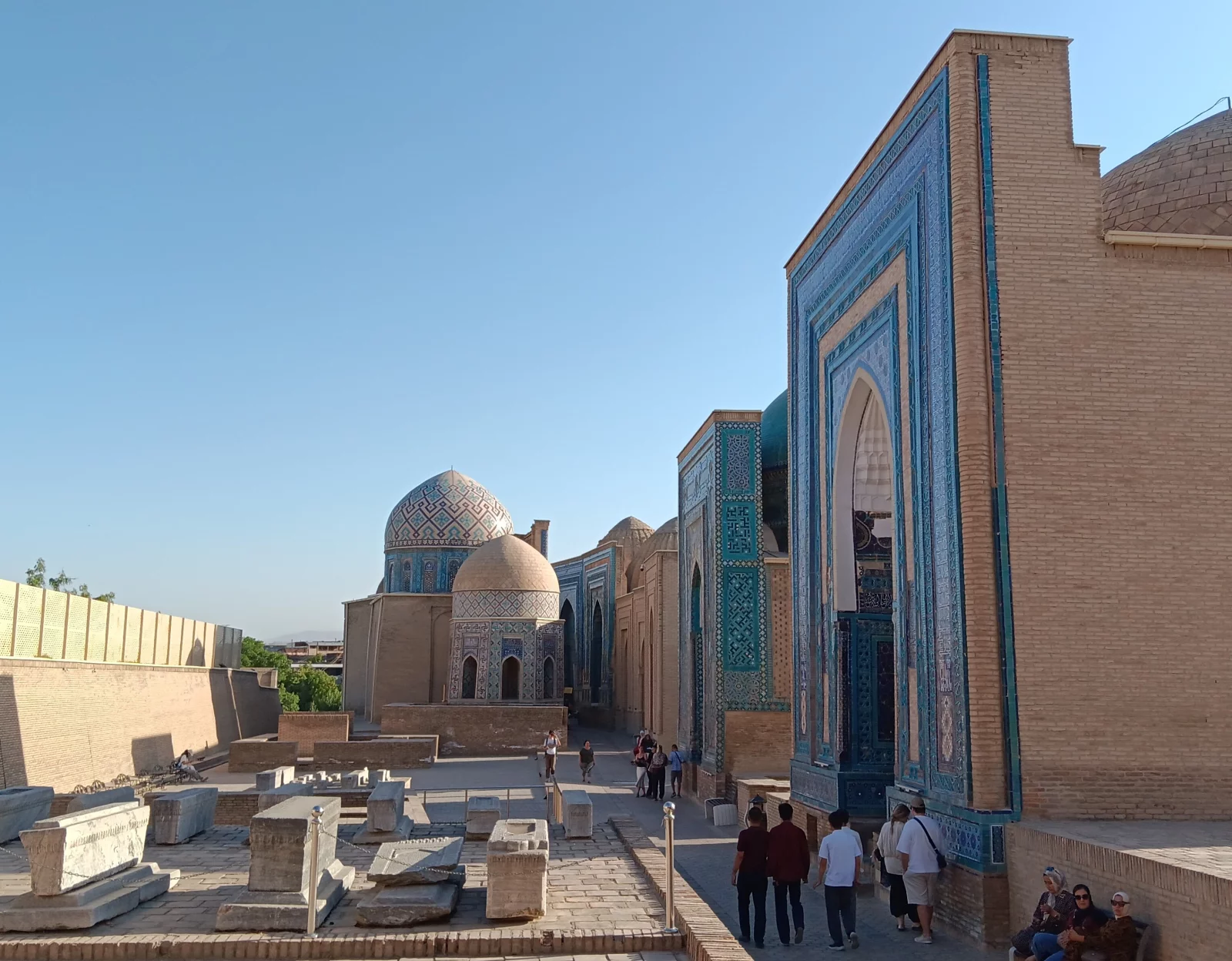 La nécropole Chakh-i-Zinda, « le roi vivant », joyau de l’architecture timouride et lieu de pèlerinage, abrite le mausolée de Kusam Ibn Abbas, le cousin martyr du prophète Mahomet.