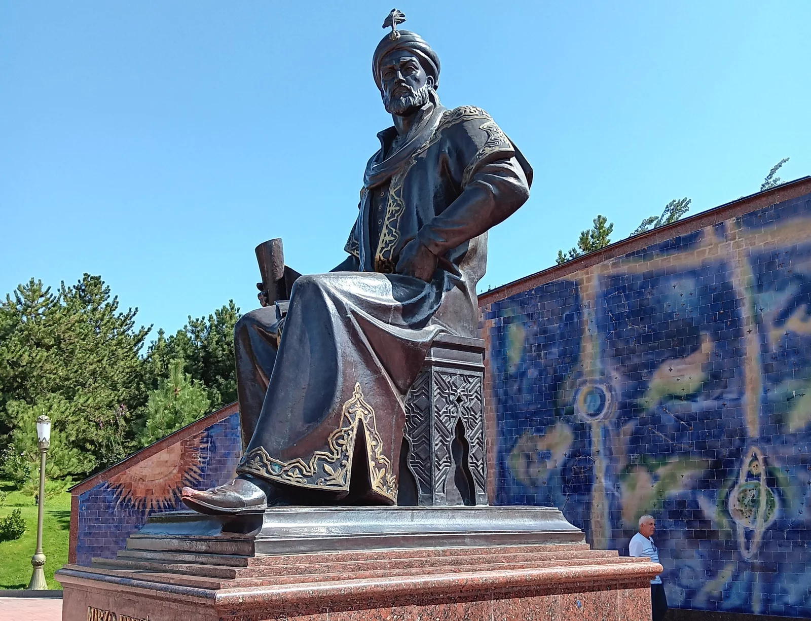 Petit-fils de Tamerlan, Ulugh Beg (1394 – 1449), devenu sulta brille par son appétence pour la connaissance, les mathématiques et l’astronomie notamment. Statue sur le site de son observatoire à Samarcande