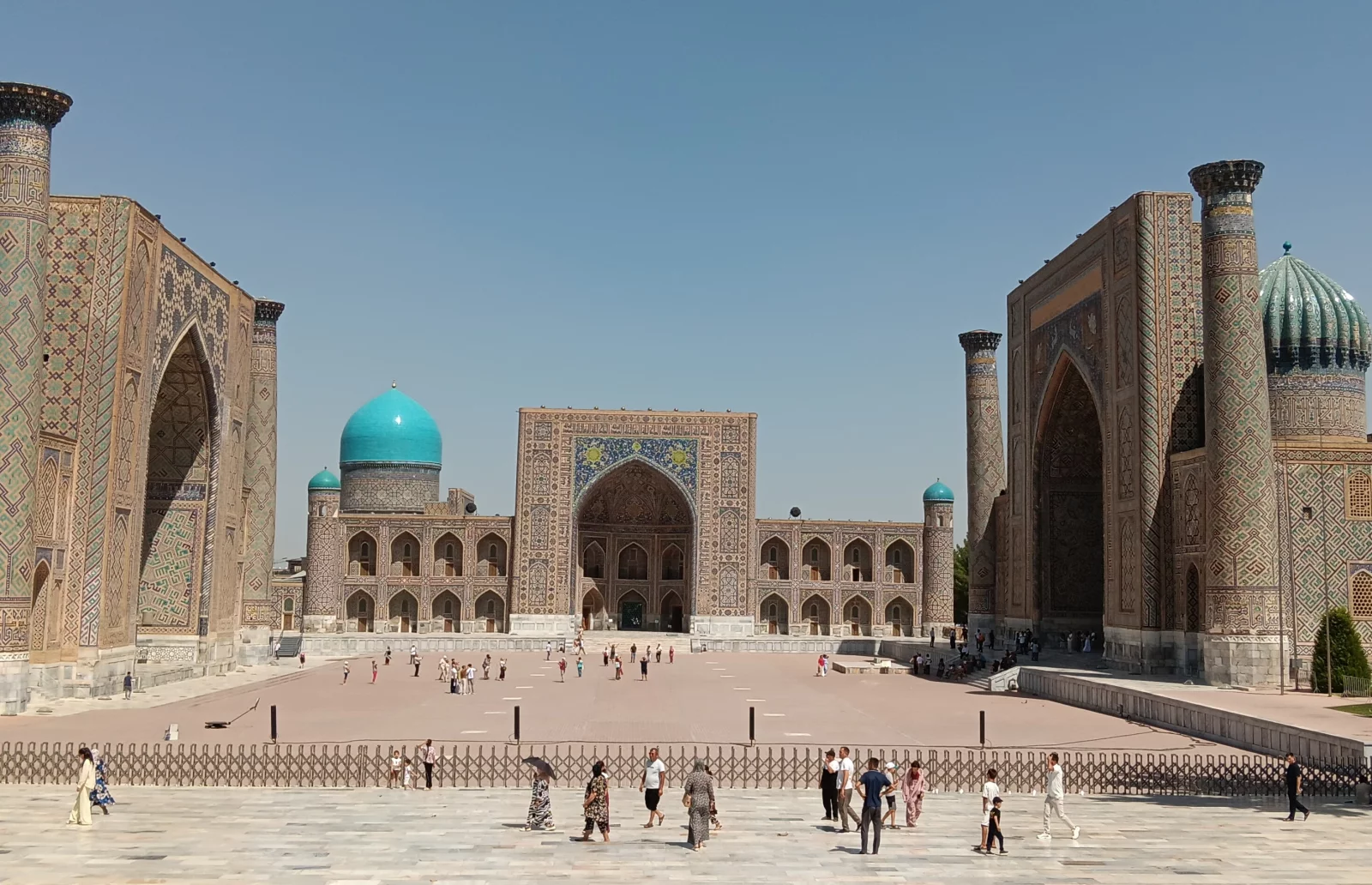 La Place du Régistan et ses trois madrassas. Samarcande. Photo Claude Vautrin