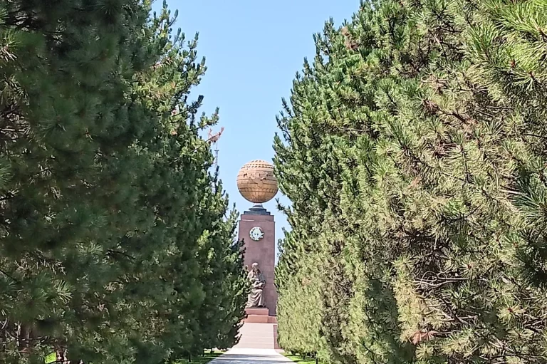 Place de l'Indépendance à Tachkent. Un globe terrestre a remplacé Lénine
