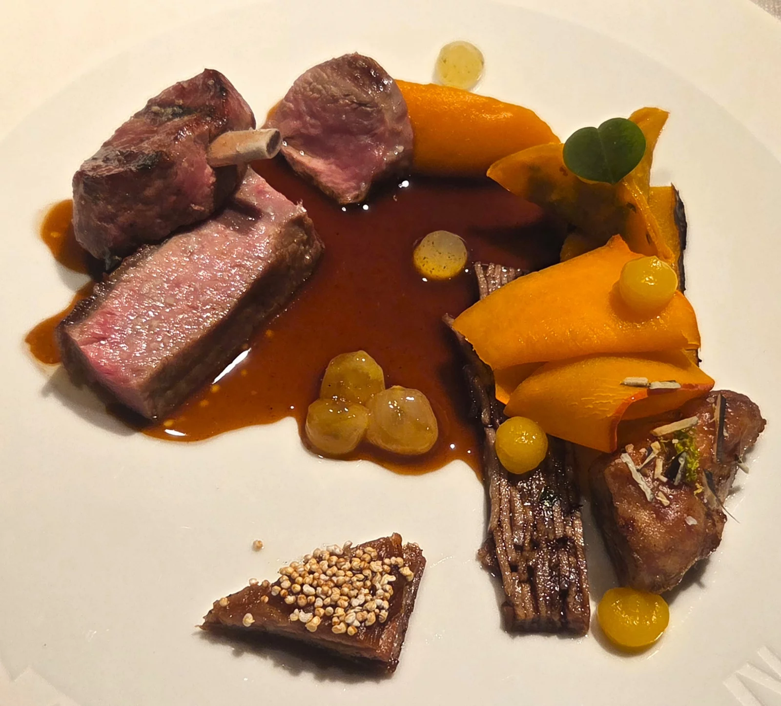 Aurélien Gransagne aime travailler les produits de façon approfondie. Dans cette assiette, il y a neuf morceaux d’agneaux travaillés et cuits différament.
