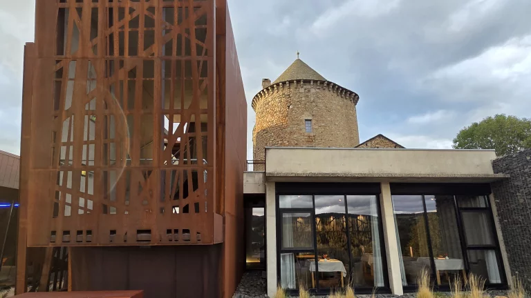 La restaurant implanté dans la pointe sud du Cantal compte 35 couverts.