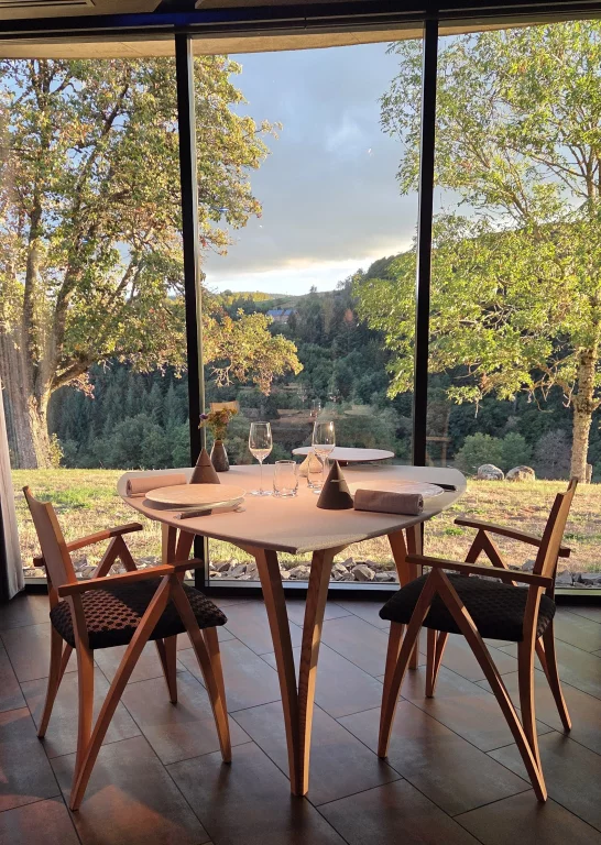 Les tables triangulaires ont été dessinées par Serge Vieira. Elles font face à spectaculaire panorama, ouvert sur la nature.