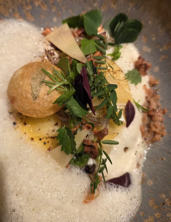 vaporeux de pomme de terre avec son caapaccion gillée, son soufflé au cantal frais, girolles noisette et aspérule odorante