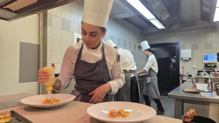 Le dressing, l'ultime touche avant l'envoi des assiettes.
