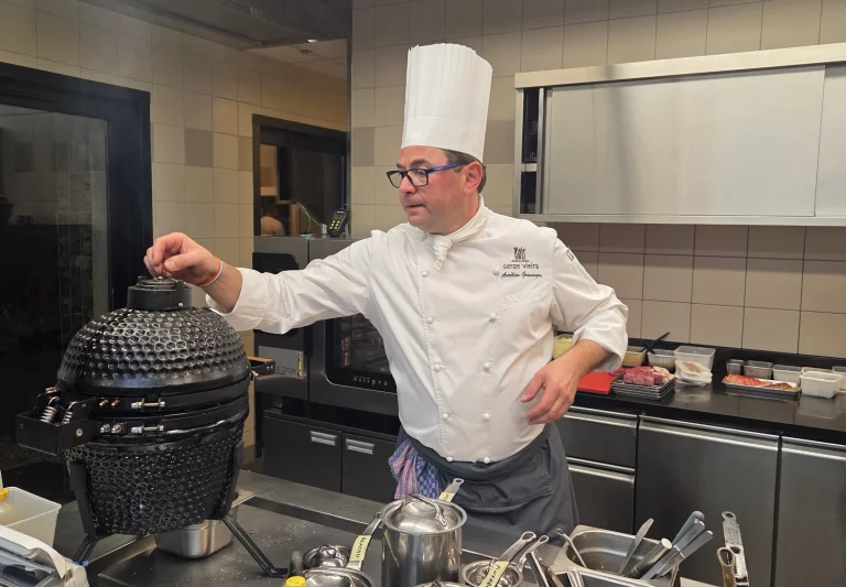 Le chef, Aurélien Gransagne au barbecue japonnais.