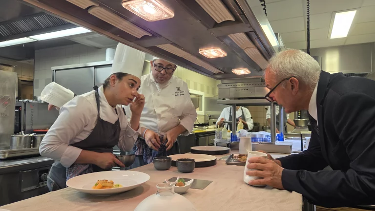 Pauline Crebassa, sous chef du restaurant, en discussion avec un membre du service.