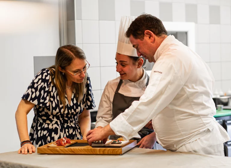 De gauche à droite, Marie-Aude Vieira, la sous-chef, Pauline Crebassa et le chef Aurélien Gransagne. Le trio discute de la préparation d'un nouveau plat.