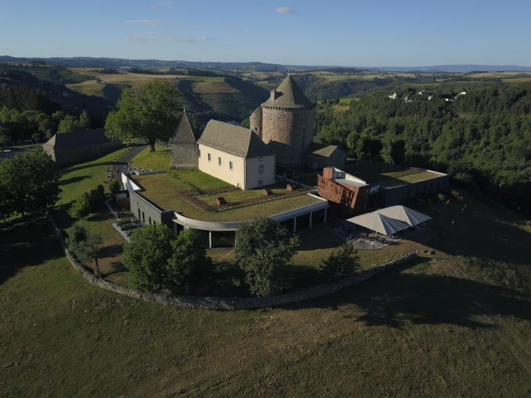 A 1000 mètres d'altitude, la tour du château du Couffour et le restaurant Serge Vieira. Photo Thierry-Marsilhac
