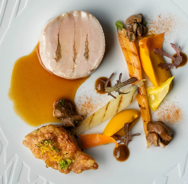 Pièce de veau du Cantal et poitrine marinée, raviole et méli-mélo de carotte avec un jus de sapin. Photo Alexandra Battut