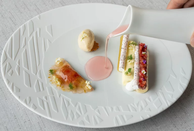 Raviole fraise-rhubarbe, mousse citron vert et fromage blanc opaline croustillante et sorbet rhubarbe & sureau1 c) Agence Camille carlier - Alexandra battut