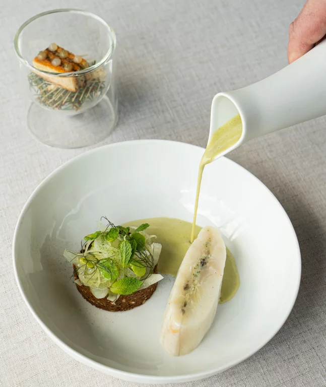 Sole farcie et nage mentholée, disque croustillant, fenouil cuit et cru, anis. Photo Alexandra Battut