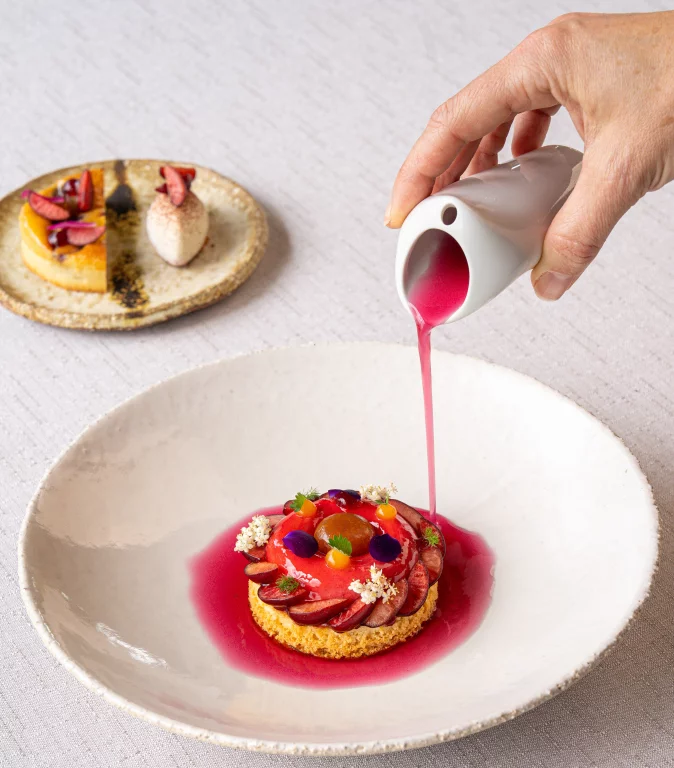 sur un sablé breton et biscuit madeleine à l'orange, corolle autour de la cerise Folfer clafoutis tiède de mon enfance et sorbet cerise et orange2 c) Agence Camille carlier - Alexandra battut