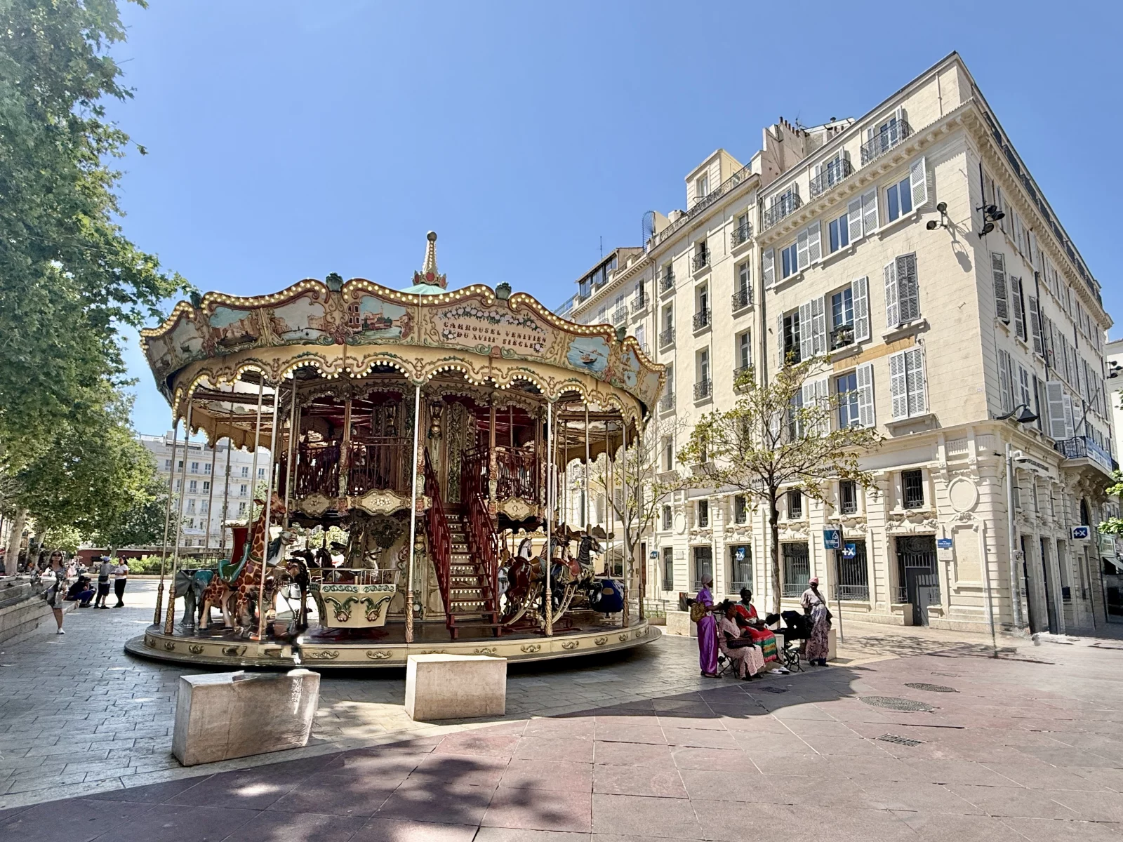 Le grand carrousel place du Général de Gaulle, en bas de la Canebière, a été entièrement rénové en 2020 à Venise, sa ville d'origine