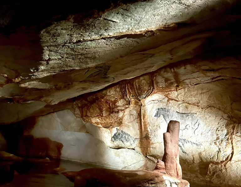 Réplique de la Grotte Cosquer, l'originale à 37 mètres sous l'eau dans les calanques n'étant pas ouvert au public. ©F.Hermine