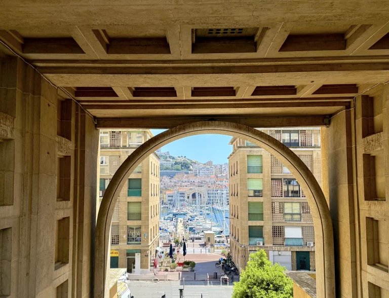 Vue sur "la Bonne mère" du quartier du Panier ©F.Hermine