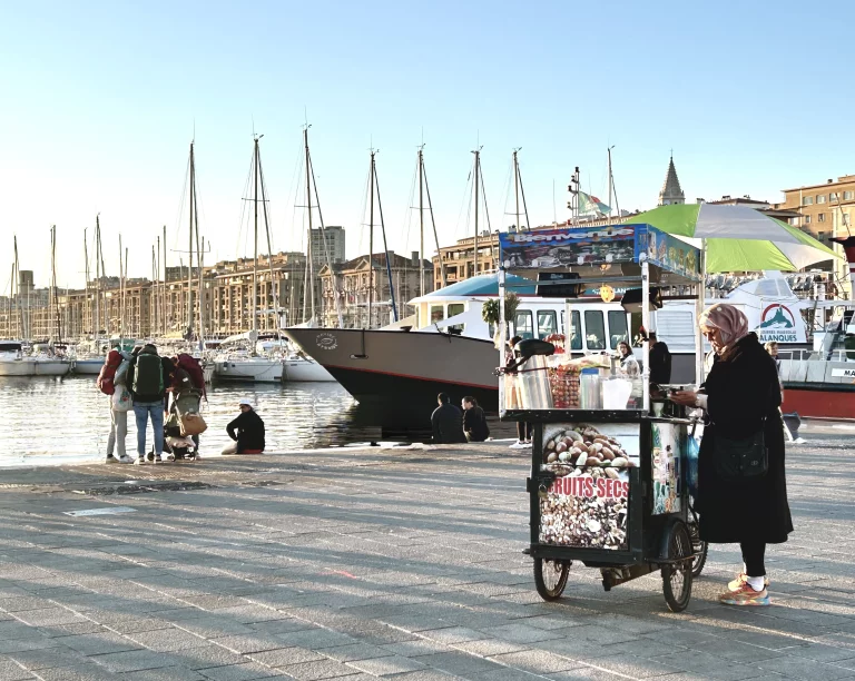 La grande esplanade en bas de la Canebière avec un Vieux-Port désormais semi-piéton. ©F.Hermine