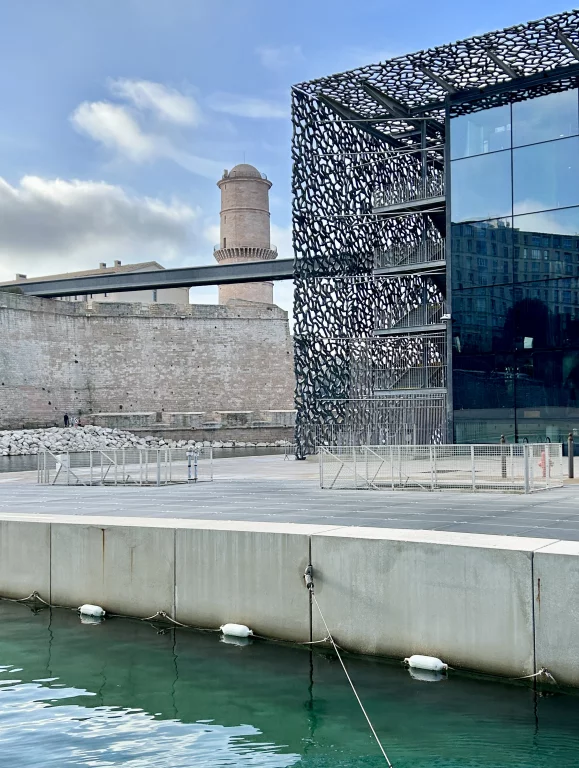 Le fort Saint Jean est relié au Mucem par une passerelle de 115 mètres. ©F.Hermine