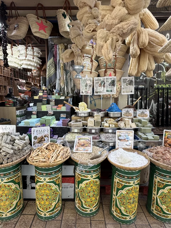 Toutes les épices du monde, paniers et éponges de luffa au Marché des Capucins ©F.Hermine