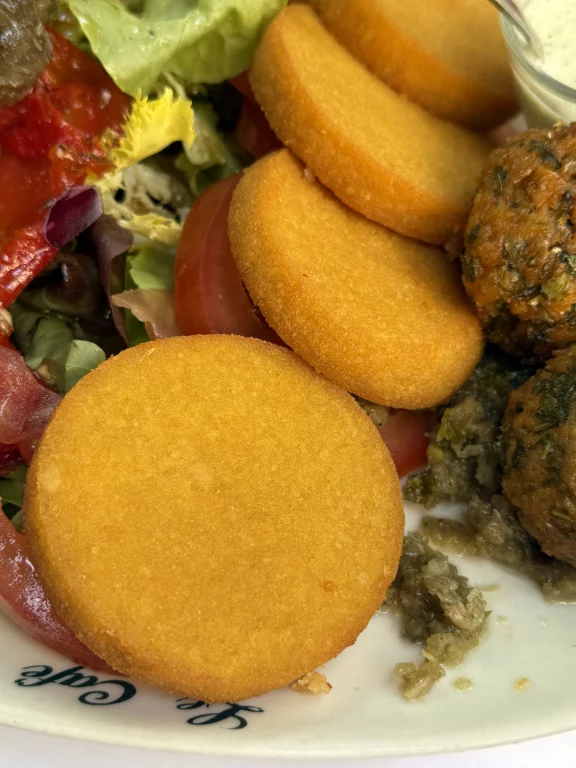 Les panisses à base de farine de pois chiches traditionnellement sous forme de grosses frites carrées mais également de boudins coupés en tranches ©F.Hermine