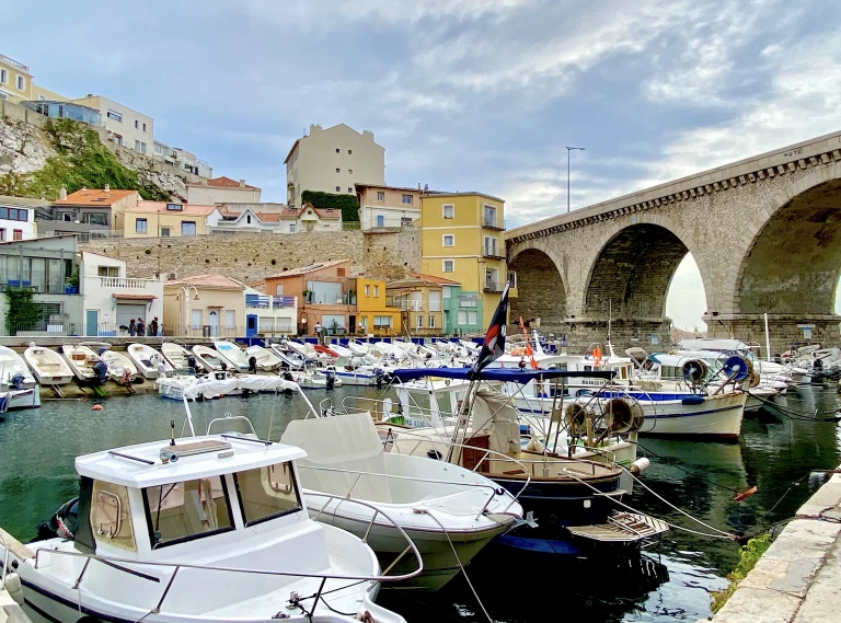 Environ 80 bateaux amarrés au Vallon des Auffes avec encore quelques traditionnels pointus provençaux. ©F.Hermine