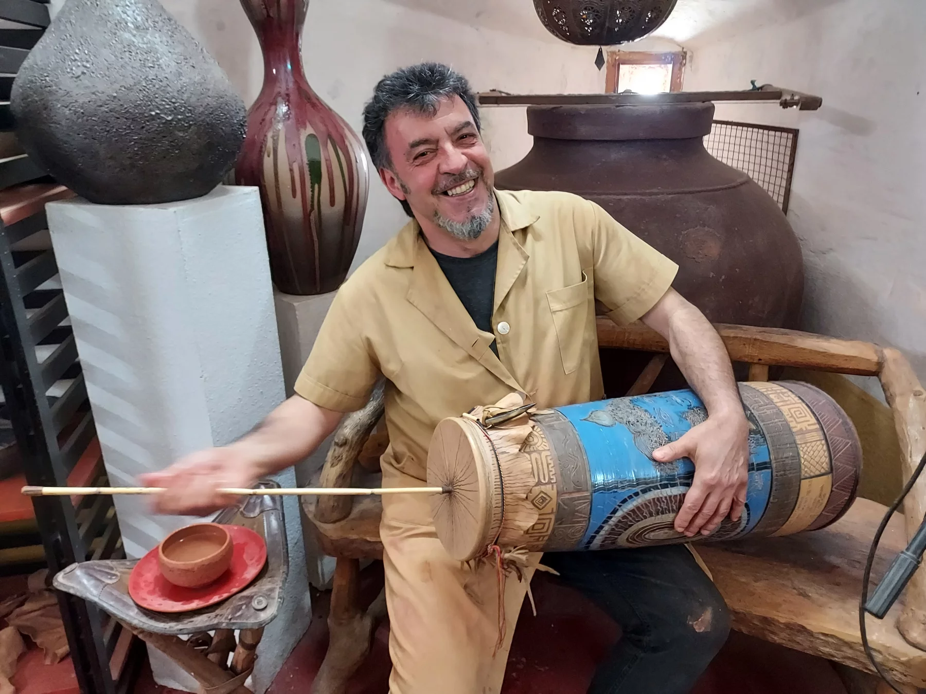 Elvas. Luis Pedras fabrique des roncas, instruments de musique africain.