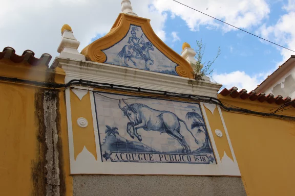 Enseigne de boucherie en azulejos à Elvas.