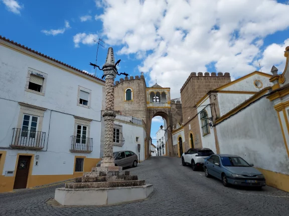 Elvas, le pilori sur la place du Largo Santa Clara.