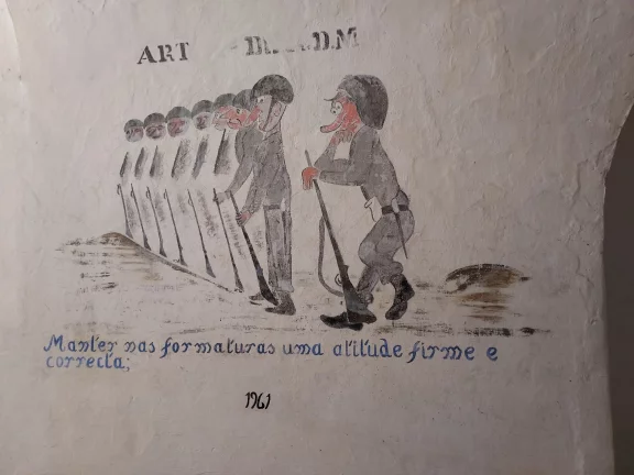 Elvas. Fort Graça, des graffitis montrent le comportement à adopter, comme se tenir correctement.