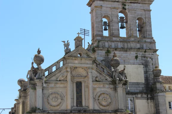 Evora. L'église Notre-Dame-de-Grâce avec un triple clocher-mur et quatre géants.