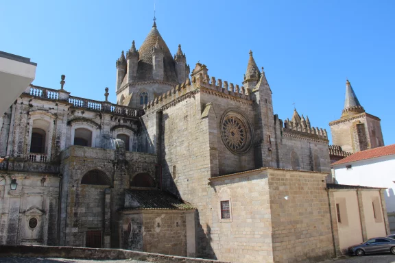 Evora. La cathédrale du XIIIe siècle.