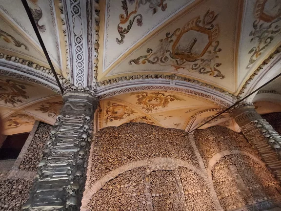 Evora, la chapelle des os dans l'église de S. Francisco.