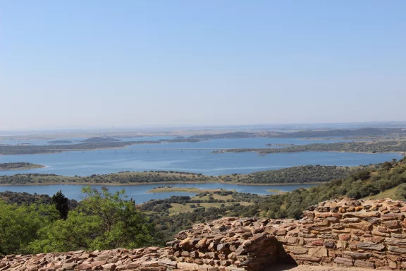 Monsaraz. le lac Alqueva est un des plus grands lacs artificiels d'Europe.
