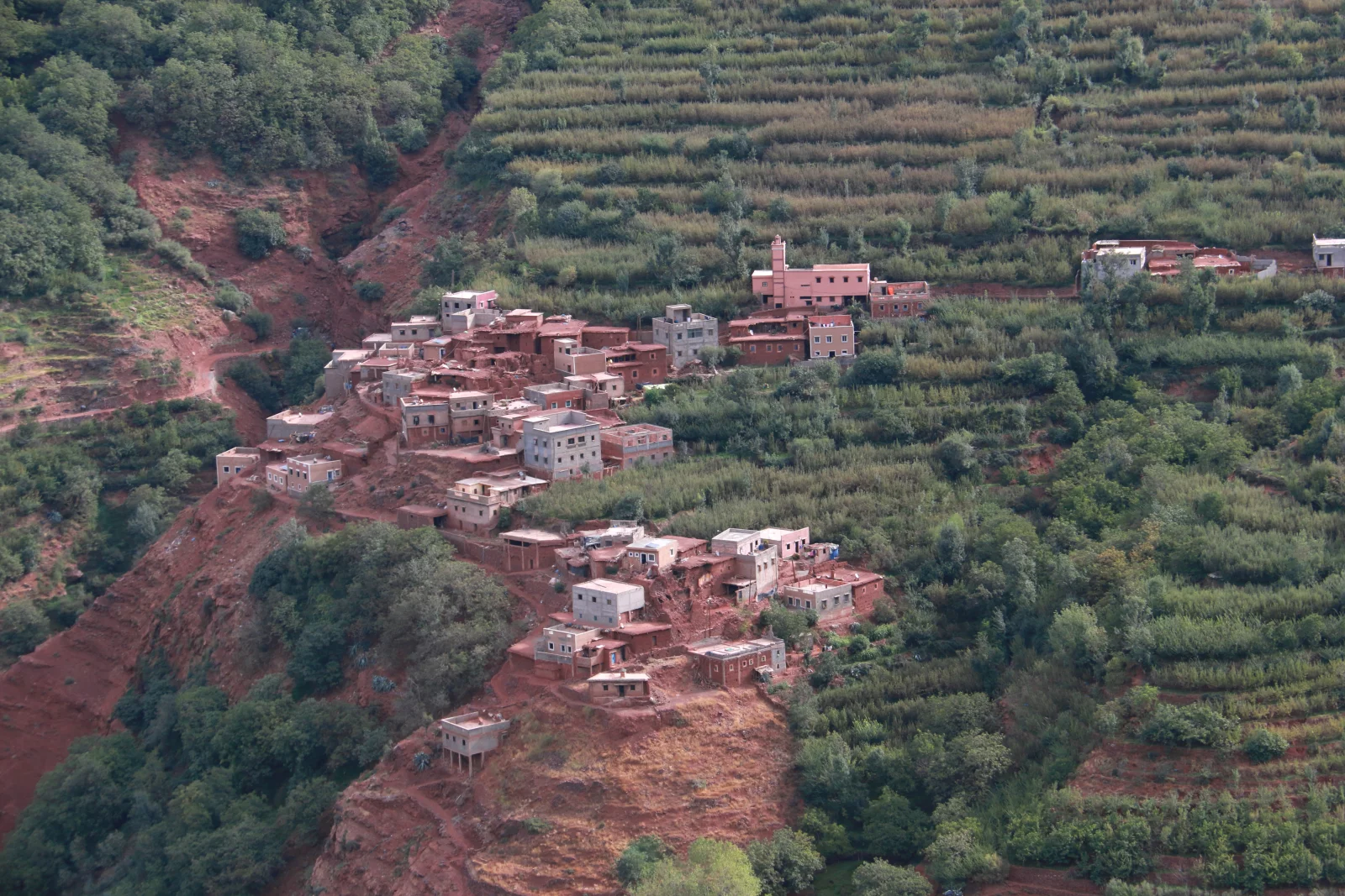 Un village au milieu des terrasses cultivées, accroché à la pente.