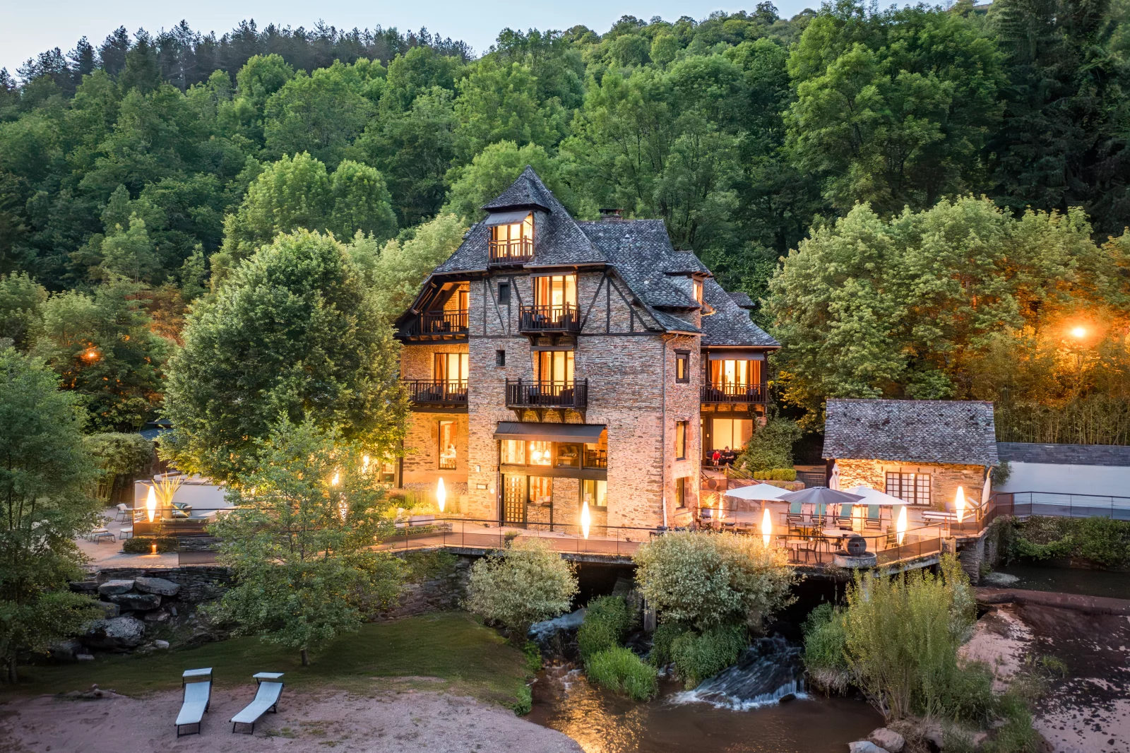 Le moulin de Cambelong au bord de la rivière Dourdour.