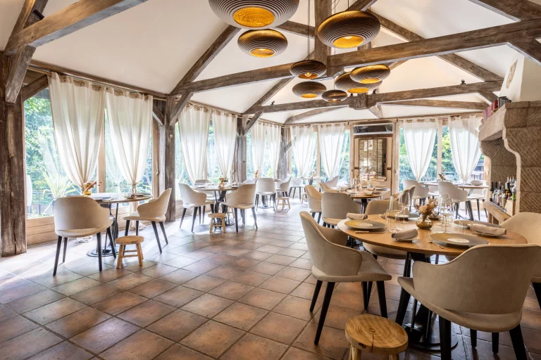 La salle du restaurant a été rendue très lumineuse tout en conservant sa charpente apparente.