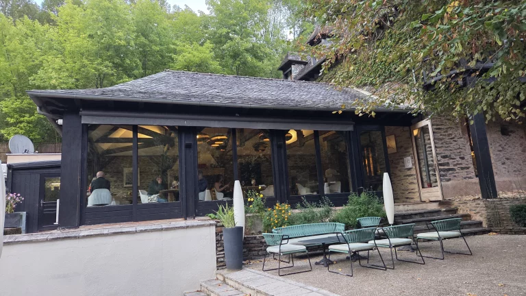 Le restaurant gastronomique et sa terrasse au bord de l'eau.