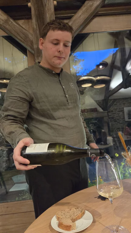 Le sommelier adapte ses propositions de vin avec chaque plat.