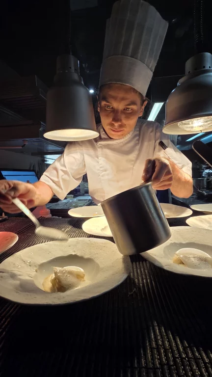 La sous chef au dressage des plats.