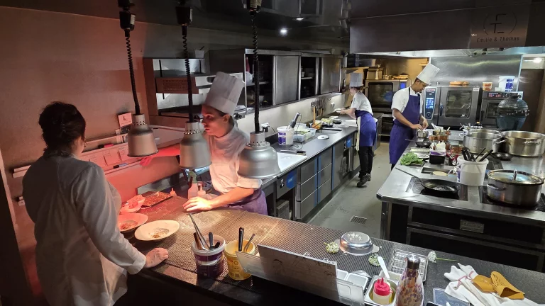 Le Moulin dispose d'une cuisine aérée et fonctionnelle.
