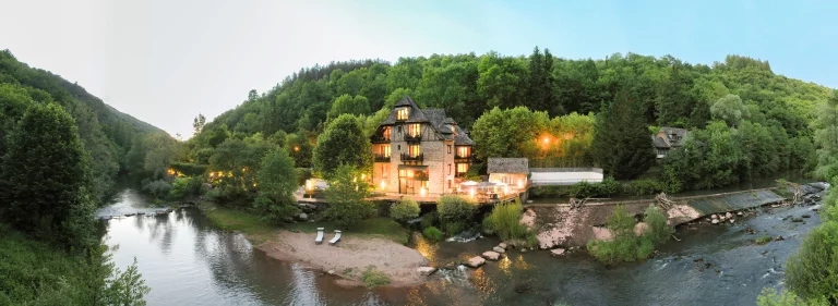 Le moulin de Cambelong a abrité un meunier jusqu'en 1978. Il a ensuite été transformé en auberge, puis en hôtel-restaurant.