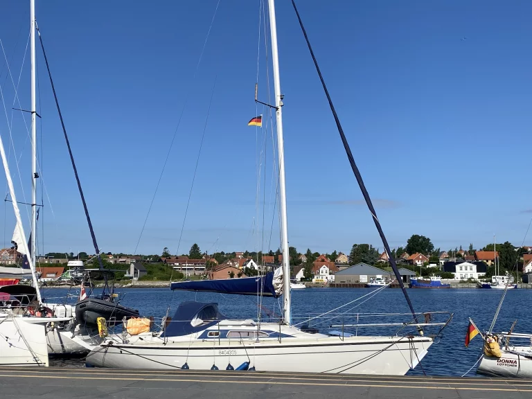 Amarré au coeur même de la ville à Sonderborg... où les places disponibles sont rares.