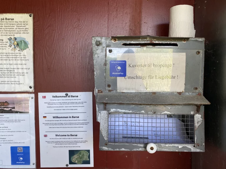 Quand on arrive sur une île déserte, le port prie gentiment les plaisanciers de déposer vingt euros dans la boîte aux lettres.