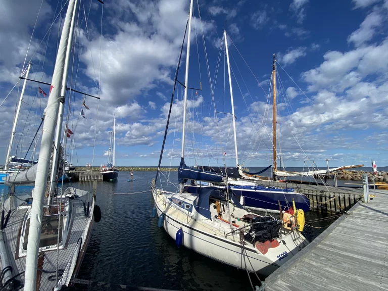 Attention, au coeur de l'été, les marinas des lieux touristiques sont prises d'assaut et il vaut parfois mieux arriver tôt pour dénicher une petite place...