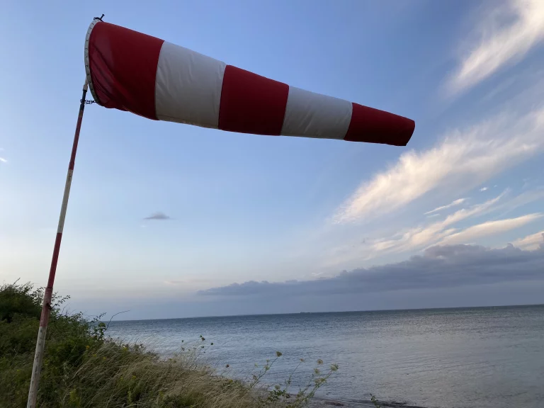 Le vent souffle sur l'île de Vejro, petite île confetti qui est un peu le Saint-Tropez des îles danoises.