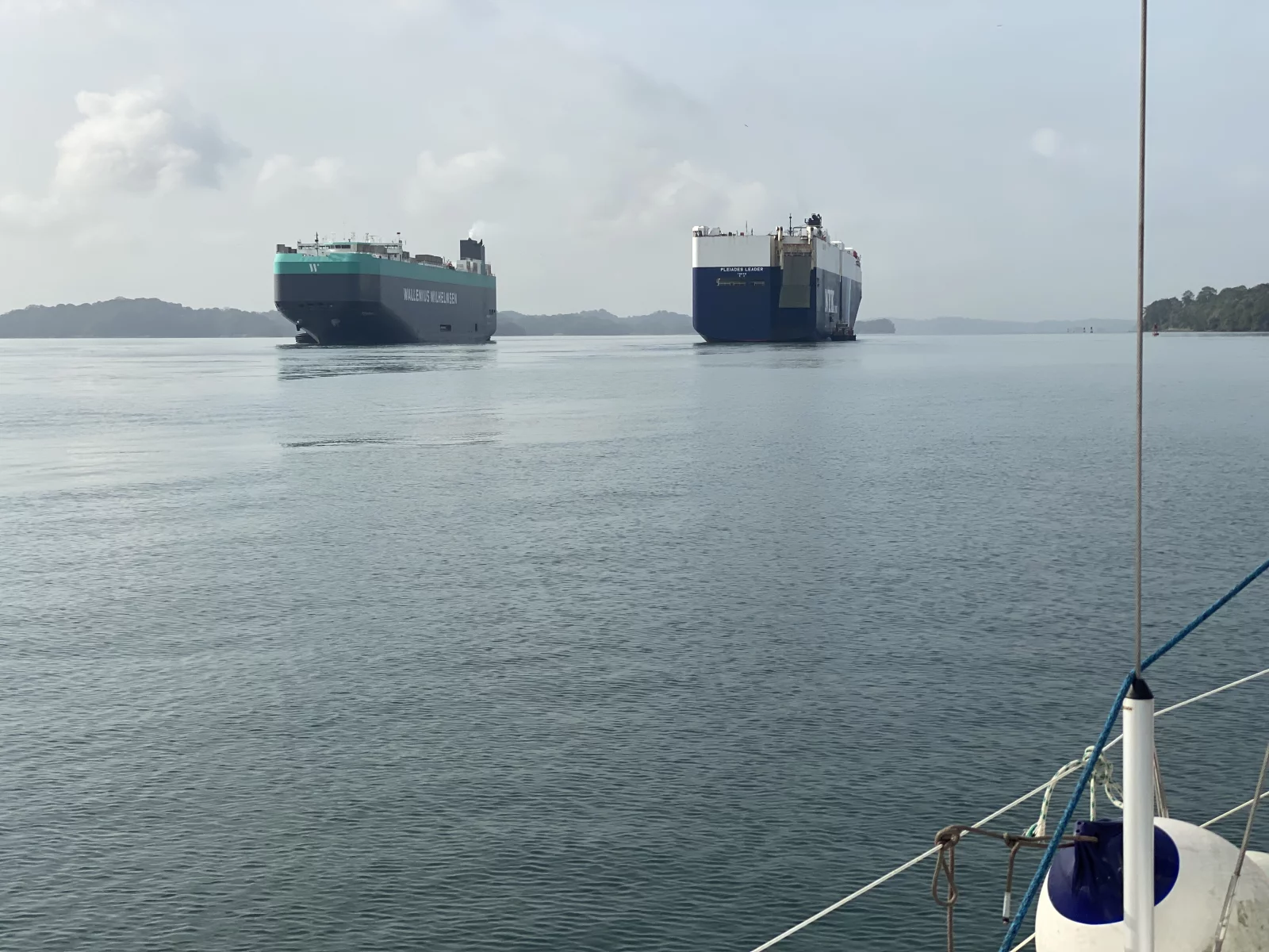 Les plus gros navires de la planète filent sur le lac artificiel Gatùn pendant 35 kilomètres avant de redescendre sur l'autre océan.