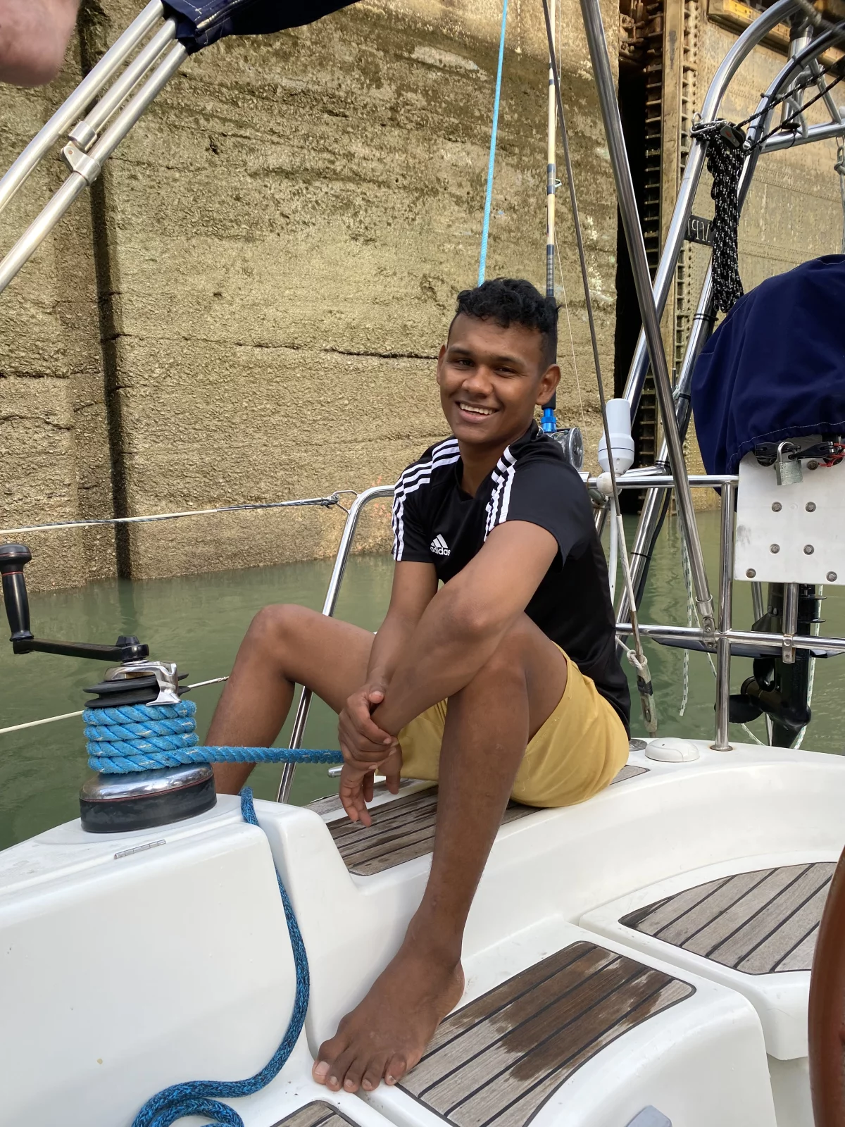 Reinaldo, est "l'adviser" (le conseiller) qui monte à bord afin de guider les skippers sur les 80 km de canal. C'est une des nombreuses obligations auxquelles doivent se conformer les voiliers. Il faut aussi de longues amarres, des grosses bouées, quatre "amarreurs", etc.