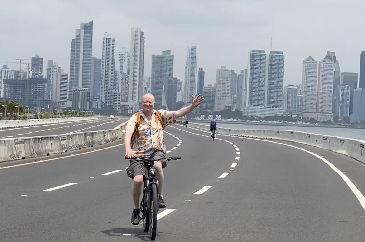 Pédaler librement sur la bretelle qui surplombe le Pacifique, c'est possible le dimanche matin à Panama City.