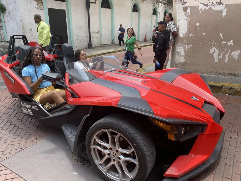 Un peu d'exubérance dans les rues de Panama... où l'extrême richesse cotoie la misère.